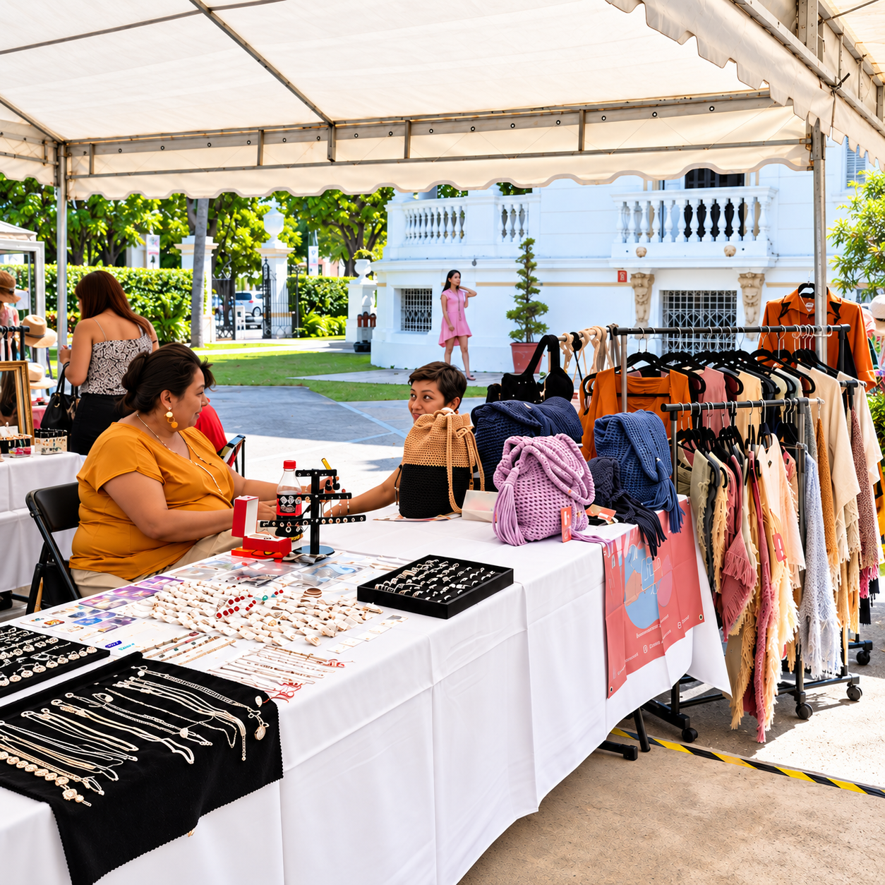 Expositoras de joyería y textiles en Vida Montejo Bazar