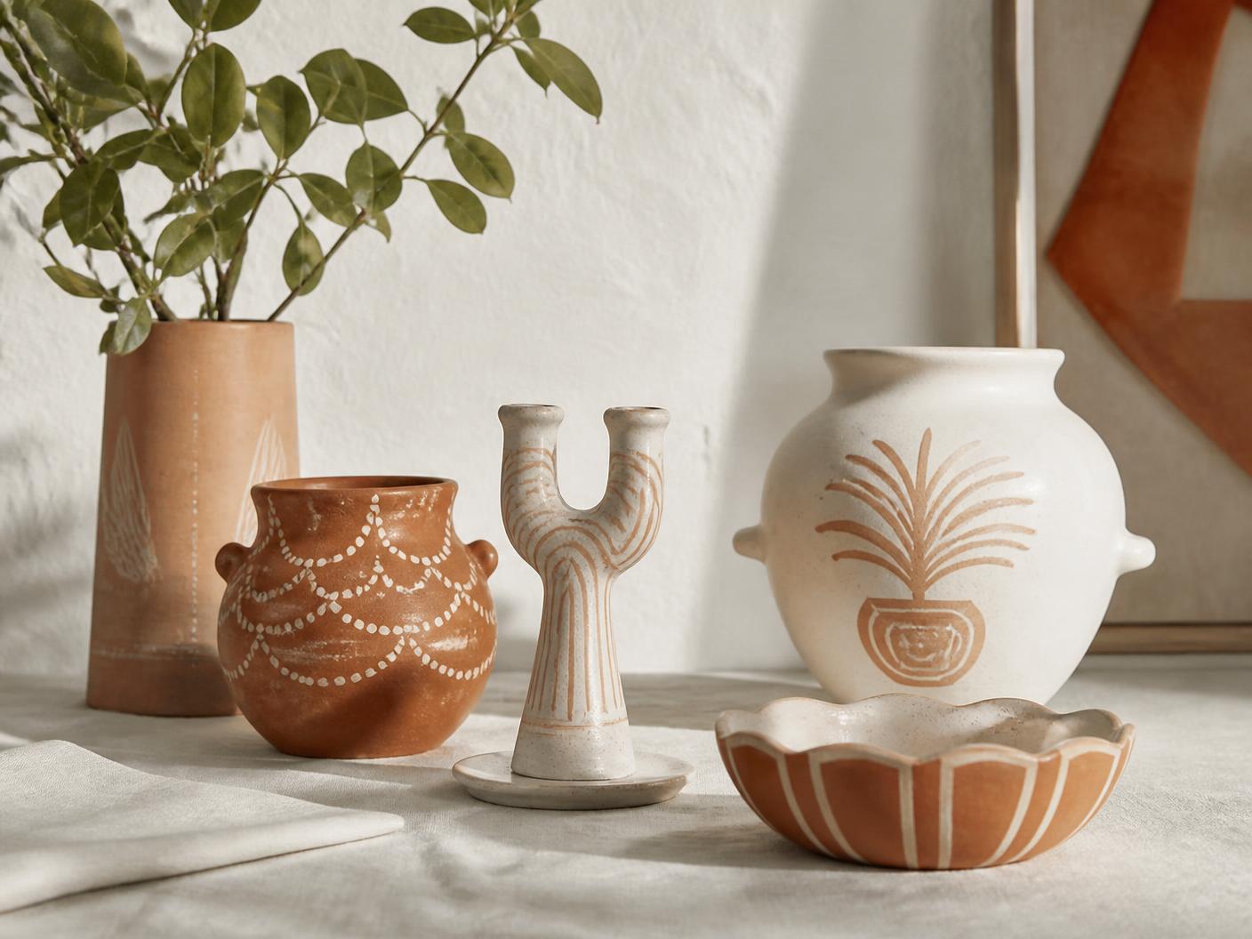 Cerámica contemporánea yucateca en tonos terracota y marfil